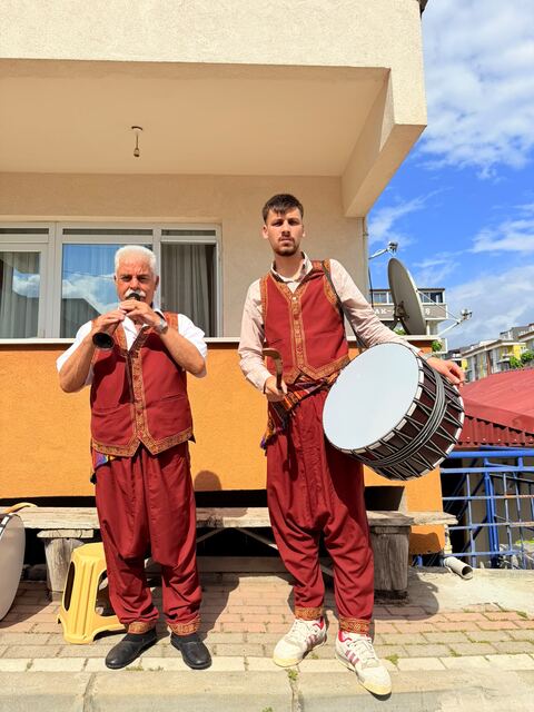 Davulcu omuz askılı davul ile, yöresel kıyafet