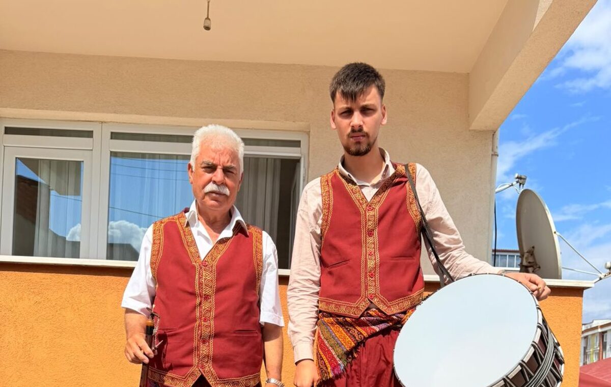 İstanbul davul zurna ekibi: yöresel kırmızı kıyafetle zurnacı ve davulcu